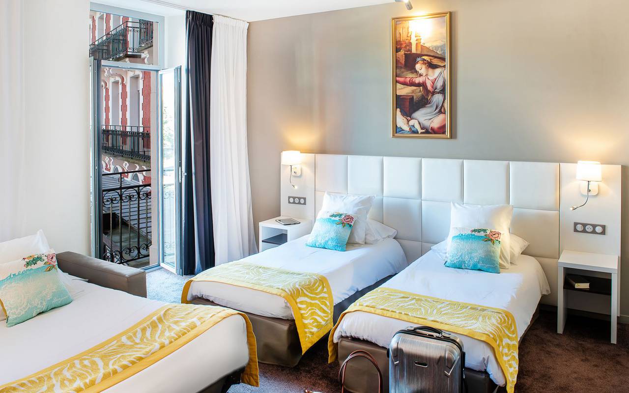 Room with 3 beds, 4-star hotel Lourdes, Hôtel Gallia Londres