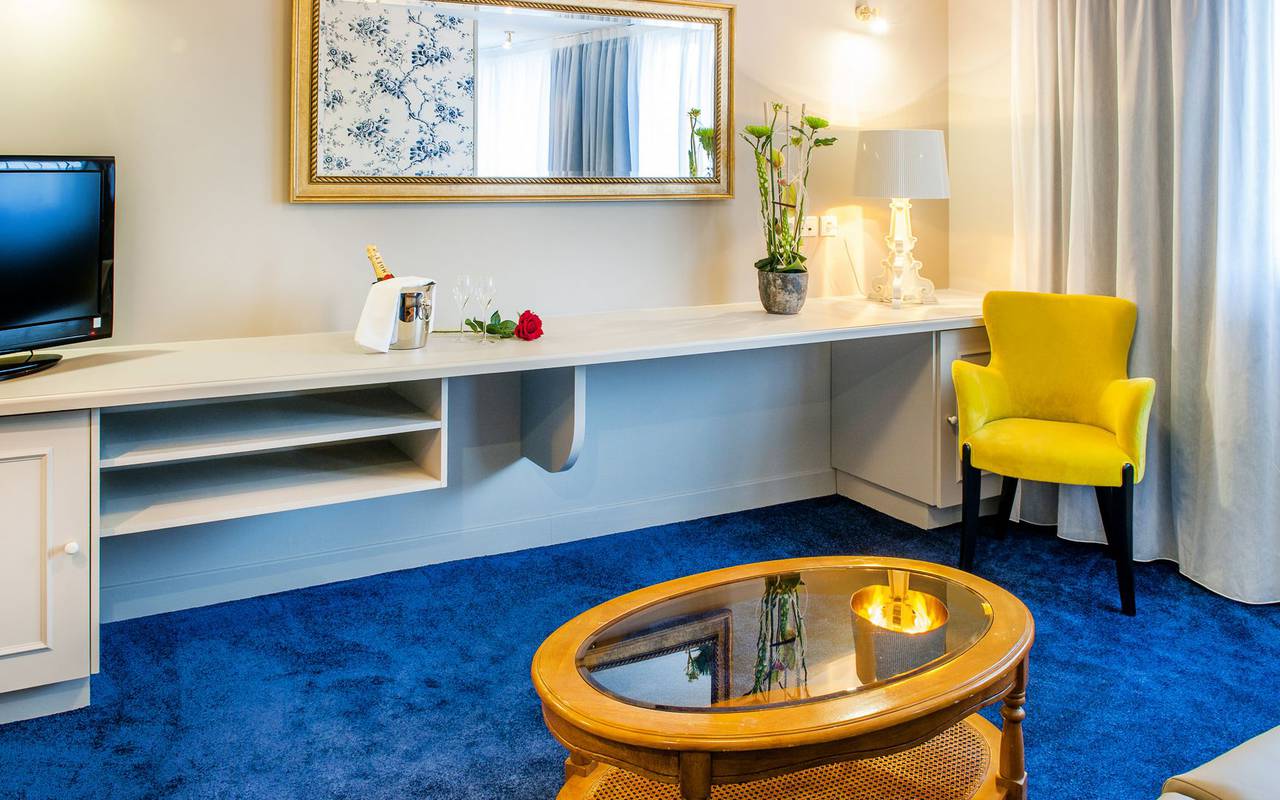 Chambre avec moquette bleu, hôtel 4 étoiles Lourdes, Hôtel Gallia Londres