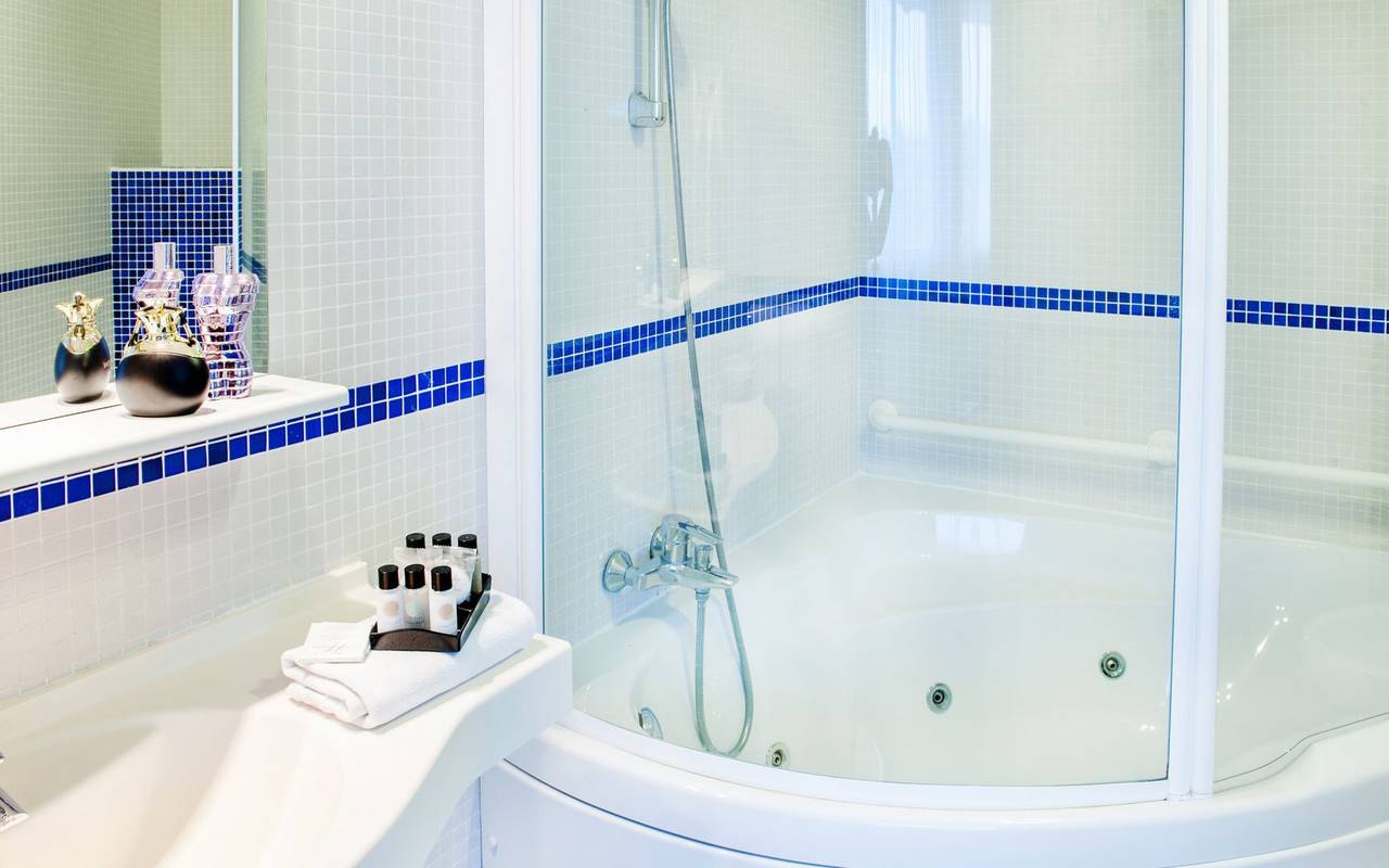 Salle de bain avec baignoire, hôtel 4 étoiles Lourdes, Hôtel Gallia Londres