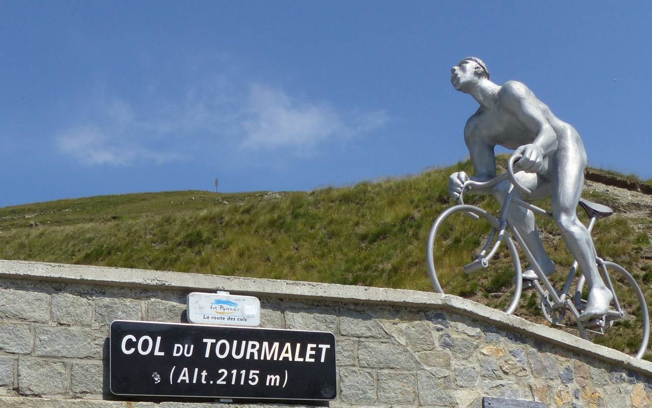 Statue, cyclotourisme Pyrénées, Hôtel Gallia