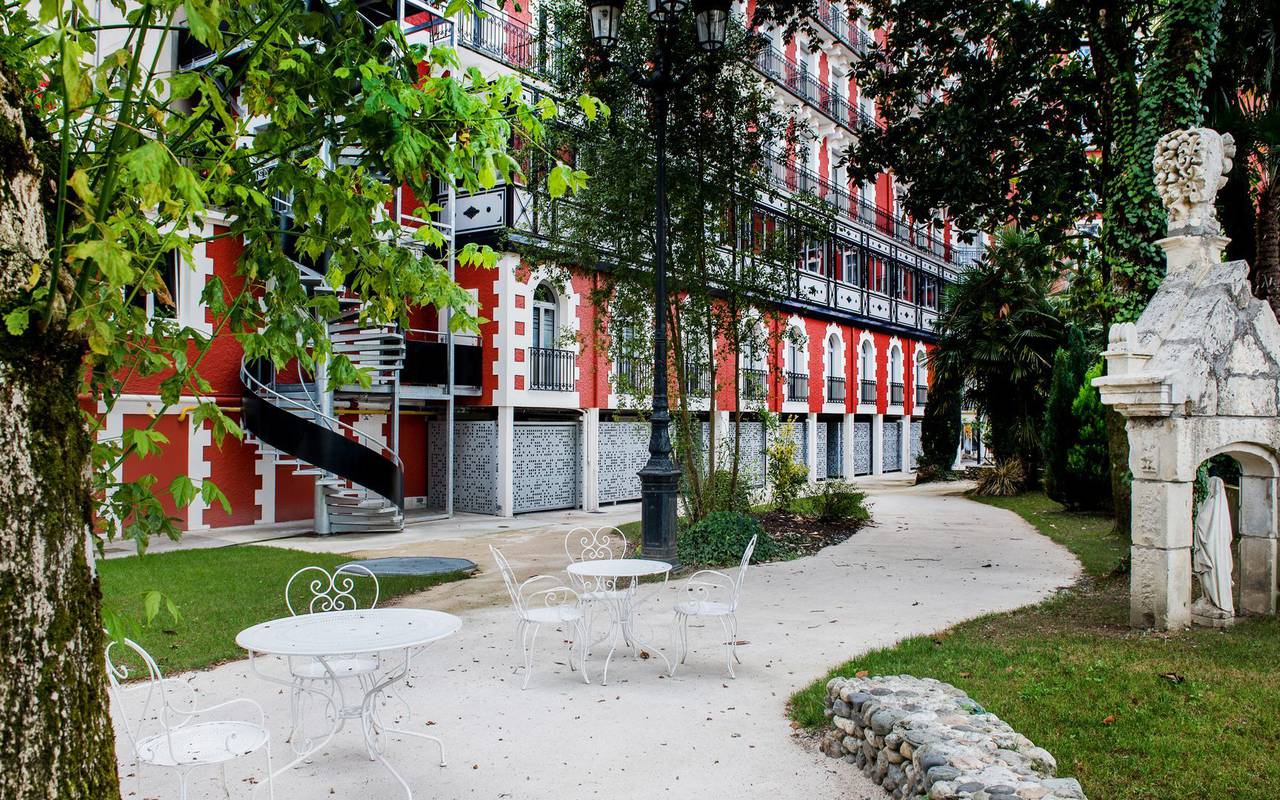 Parc arboré et vue extérieure sur l'hôtel 4 étoiles, hôtel romantique à Lourdes, Pyrénées, Hôtel Gallia et Londres